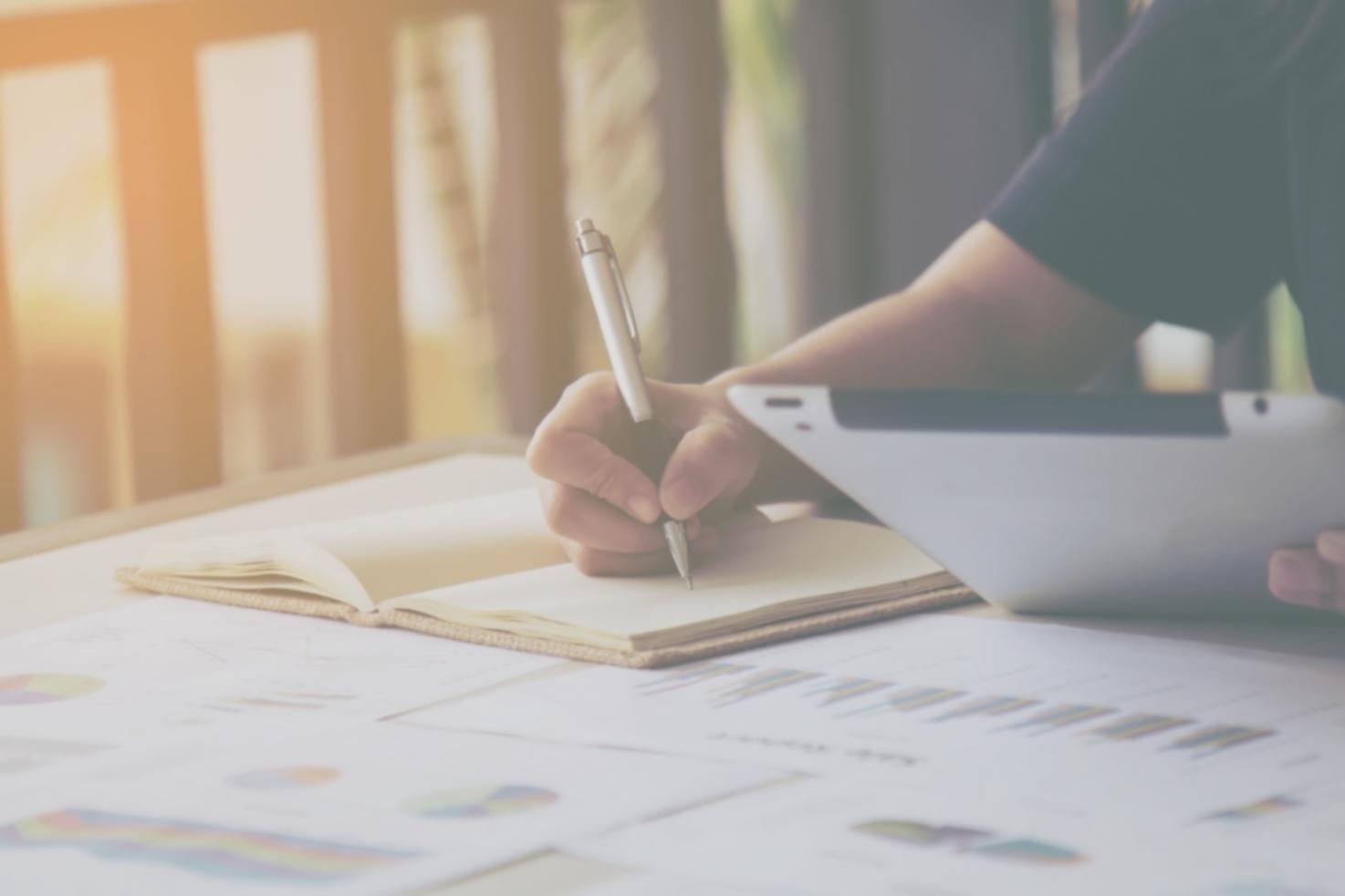 Équipe travaillant sur des documents financiers